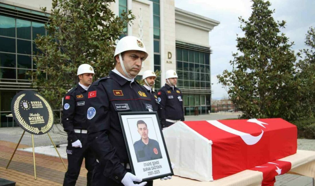 Yangından dönerken kaza sonrası hayatını kaybeden genç itfaiyeci için tören düzenlendi Bursa’da yangından dönerken geçirdiği kazada yaralanan 24 yaşındaki itfaiye eri