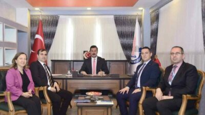 BUSKİ’nin üst düzey yöneticilerini ağırlayan Yenişehir Belediye Başkanı Ercan Özel,
