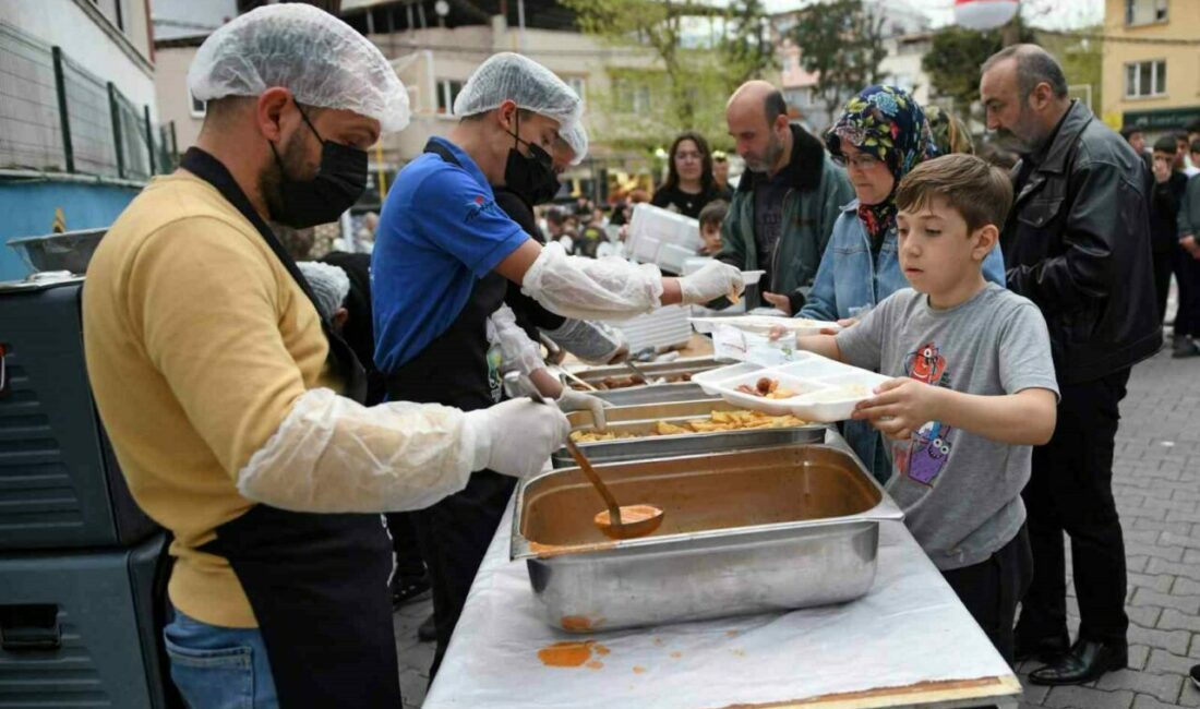 Yeşilova Mahallesi’nde 1000 kişilik iftar sofrası Osmangazi Belediye Başkanı Erkan Aydın, Osmangazi Belediyesi tarafından Yeşilova Mahallesi’nde