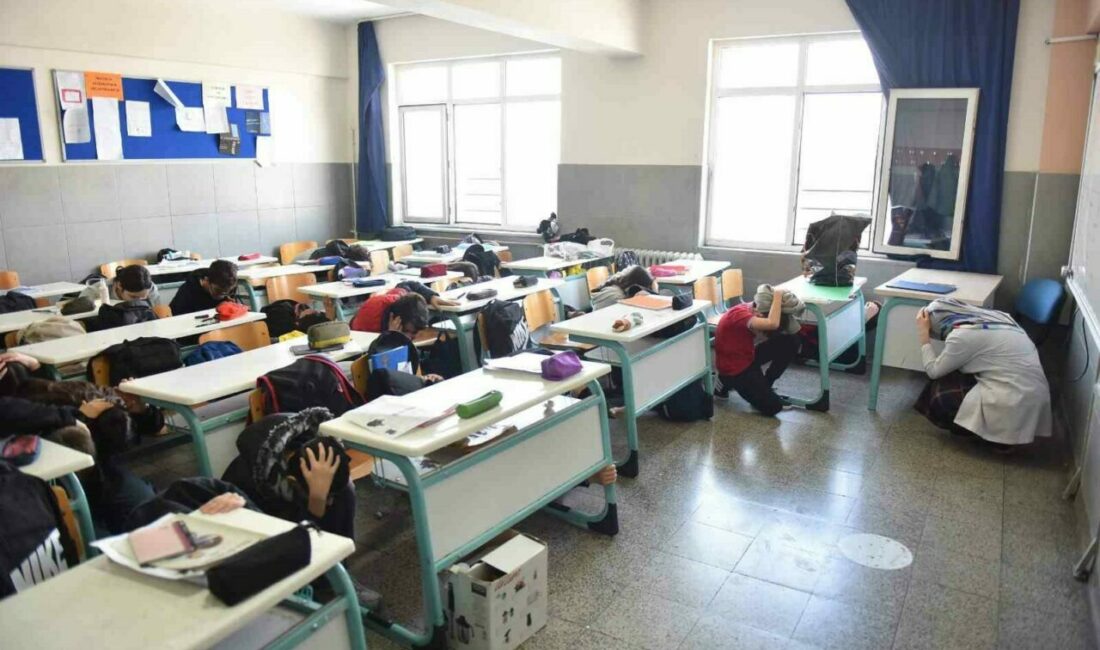 Yıldırım Belediyesi’nden deprem eğitimi Yıldırım Belediyesi, deprem ve depreme hazırlık konusunda farkındalık oluşturan çalışmalarına