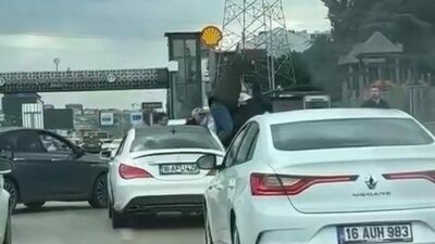 Bursa’da yol verme sebebiyle tartışan sürücüler, araçlarından üstünden atlayıp birbirlerine