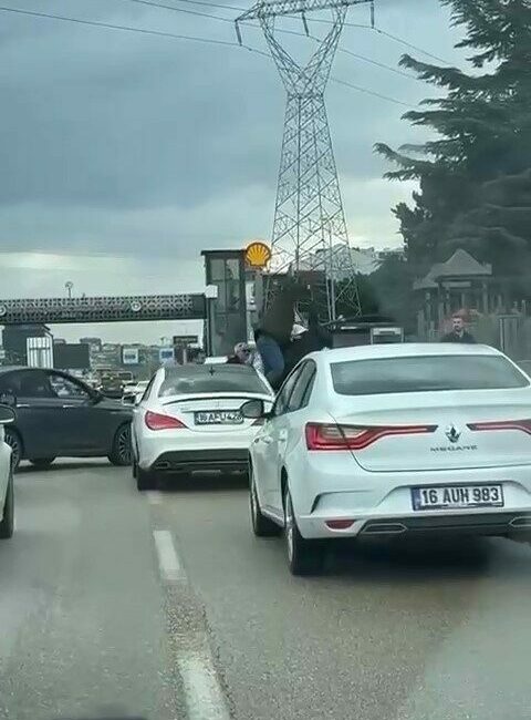 Yumruklar havada uçuştu Bursa’da yol verme sebebiyle tartışan sürücüler, araçlarından üstünden atlayıp birbirlerine