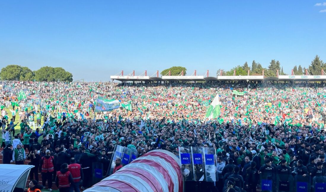 Şampiyonluk Balıkesir’de böyle kutlandı Balıkesir Atatürk Stadyumu’nda hakemin bitiş düdüğünün ardından saha içi yeşil