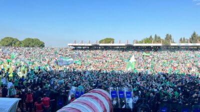 Balıkesir Atatürk Stadyumu’nda hakemin bitiş düdüğünün ardından saha içi yeşil