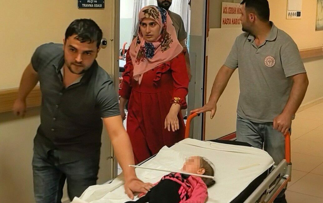Bursa’nın İnegöl ilçesinde meydana gelen olayda, 2 yaşındaki çocuğun çenesine