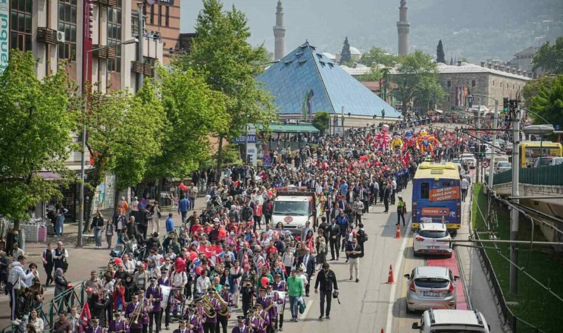23 Nisan’da binlerce çocuk ellerinde bayraklarla yürüdü Bursa Büyükşehir Belediyesi tarafından düzenlenen Çocuk Şenliği’nde çocuklar, birbirinden renkli