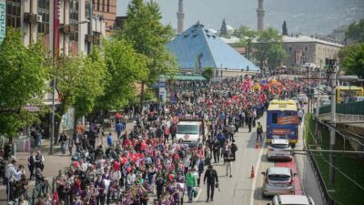 Bursa Büyükşehir Belediyesi tarafından düzenlenen Çocuk Şenliği’nde çocuklar, birbirinden renkli