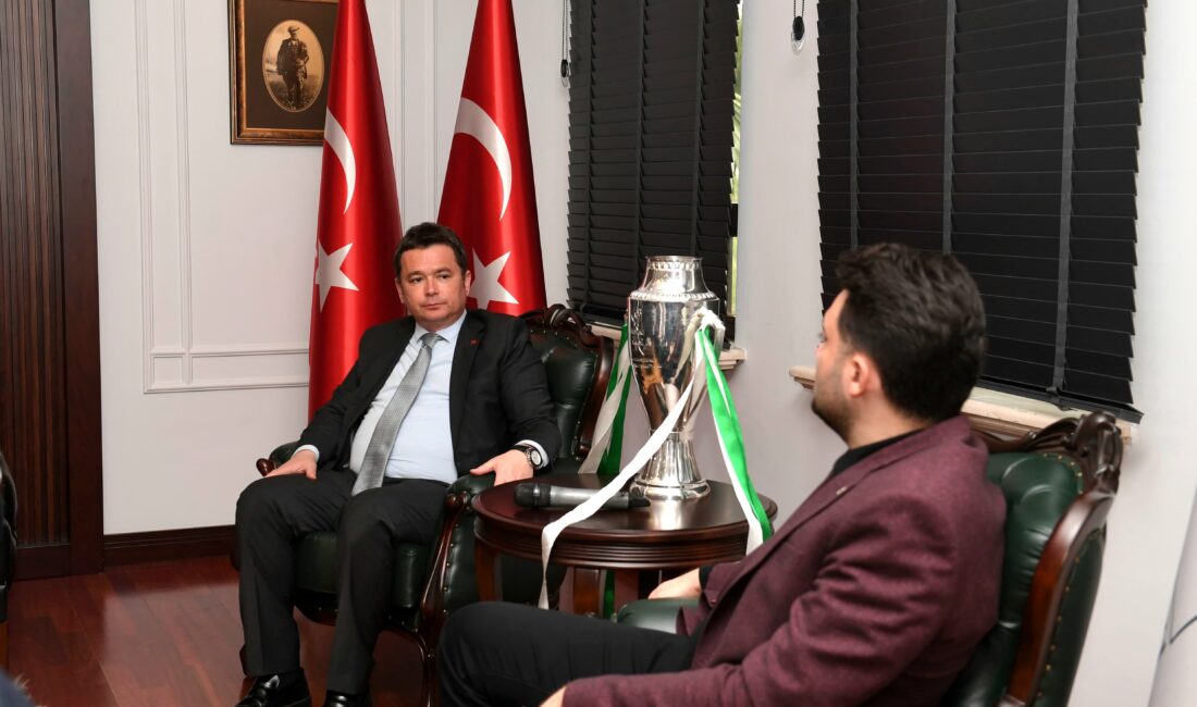 Bursaspor Başkanı Enes Çelik ve yönetim kurulu üyeleri şampiyonluk kupasıyla