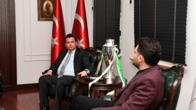 Bursaspor Başkanı Enes Çelik ve yönetim kurulu üyeleri şampiyonluk kupasıyla