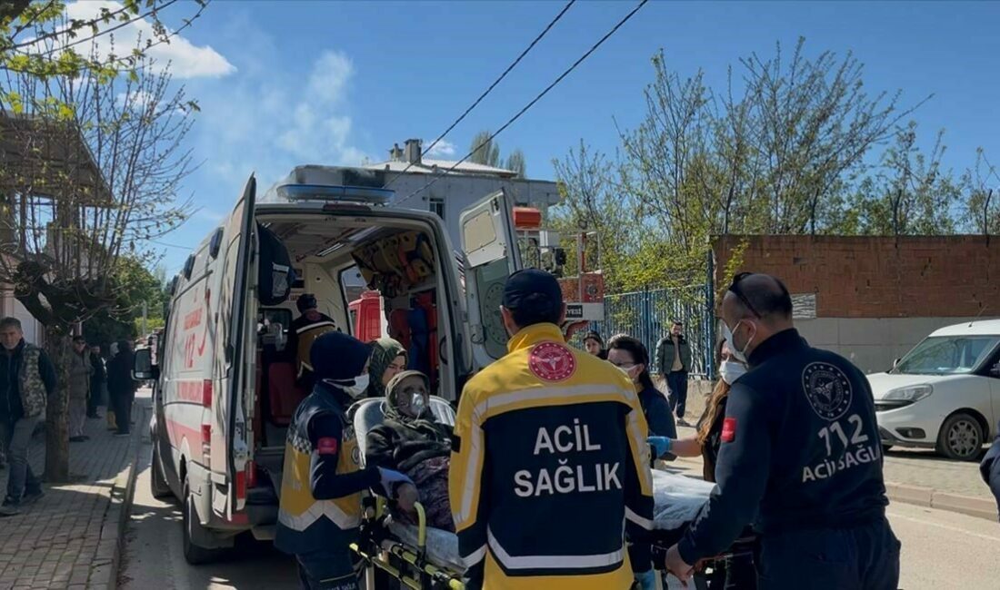 Bursa’da 3 katlı bir binanın en üst katında çıkan yangında