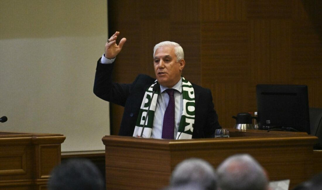 Başkan Mustafa Bozbey’den sert çıkış: Bunlar Bursa’ya ihanettir! Bursa Büyükşehir Belediye Başkanı Mustafa Bozbey, Büyükşehir Meclisi’nde eleştirilere sert