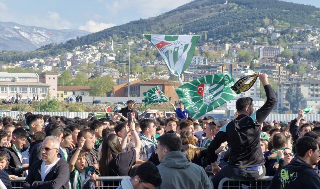 Bursa’da büyük sevinç: Şampiyonluk coşkusu Artvin Hopaspor maçını Acemler’deki dev ekrandan takip eden yeşil beyaz