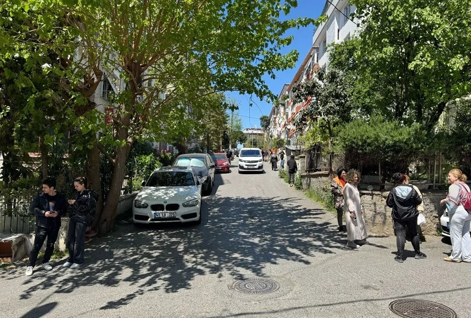 İstanbul’da 6,2 büyüklüğünde deprem…. Bursa’yı da korkuttu İstanbul'da saat 12.49'da 6,2 büyüklüğünde bir deprem meydana geldi. 13