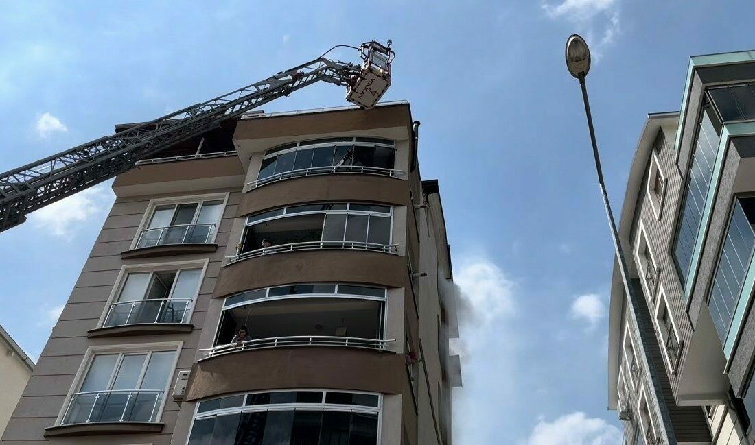 Bursa’nın Osmangazi ilçesinde 5 katlı binanın zemin katında çıkan yangın