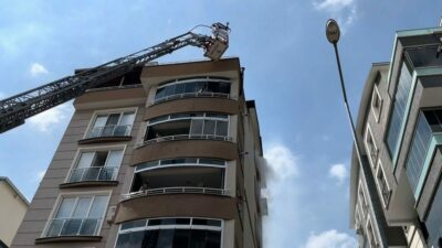 Bursa’nın Osmangazi ilçesinde 5 katlı binanın zemin katında çıkan yangın