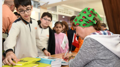 Osmangazi Belediyesi tarafından düzenlenen imza günü etkinliğine katılan yazar Halime