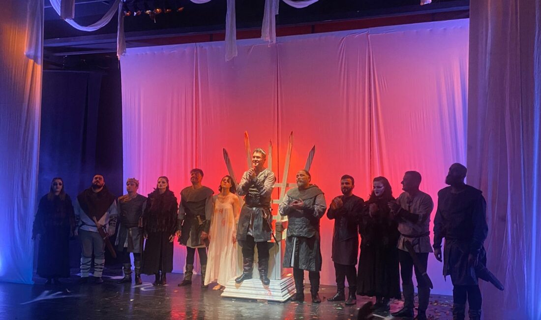 Shakespeare’in ruhu Bursa’da: ‘Benim Adım Macbeth’ sahneye çok yakıştı Shakespeare’in ölümsüz eseri, dört farklı yazarın yorumuyla Bursa’da sahneye taşındı.