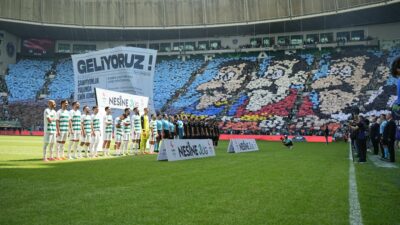 Yeşil beyazlı taraftarlar bugün şampiyonluk kupasını kaldıracağı Bornova 1877 maçında,