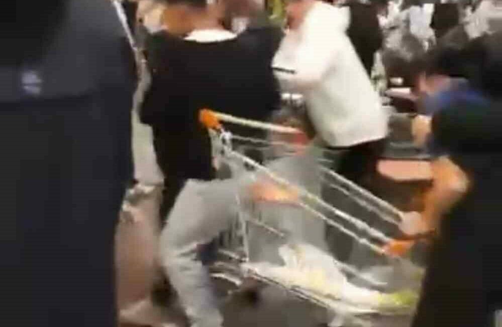 Bursa’nın Nilüfer ilçesinde bulunan Sur Yapı Marka AVM’de müşteriler ile
