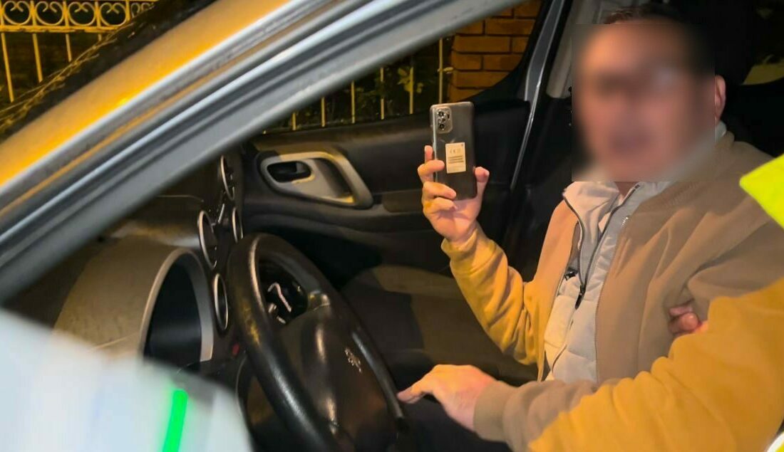 Alkollü sürücü zorluk çıkardı, yetmedi ekipleri kayda aldı Bursa’da denetim yapan trafik ekiplerini gören alkollü sürücü, aracını park
