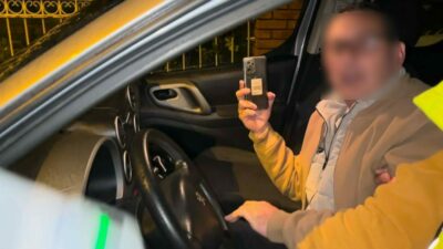 Bursa’da denetim yapan trafik ekiplerini gören alkollü sürücü, aracını park