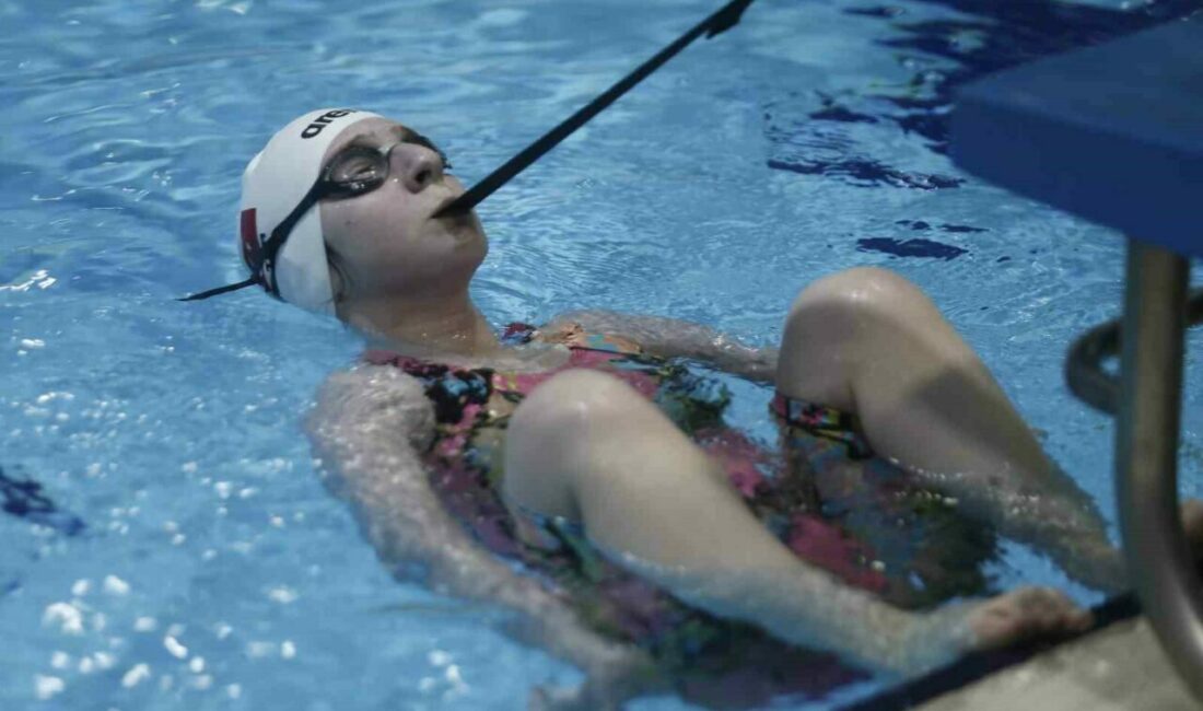 Ellerini kullanamayan 13 yaşındaki milli yüzücü Esra Yüce, antrenörü tarafından