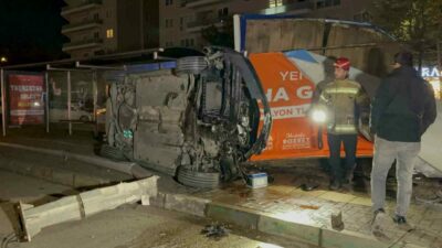 Bursa’da sürücüsünün kontrolünden çıkan otomobil kaldırımda bulunan aydınlatma direğine ve