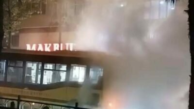 Bursa’da belediye otobüsünün motor kısmındaki arıza panik dolu anlar yaşattı.