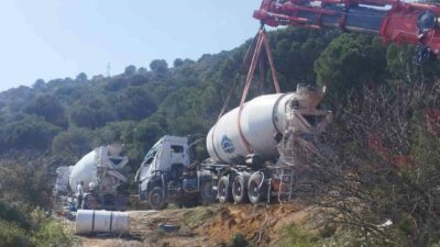 Bursa’nın Gemlik ilçesinde sürücüsünün kontrolünden çıkan beton mikseri yan yattı.