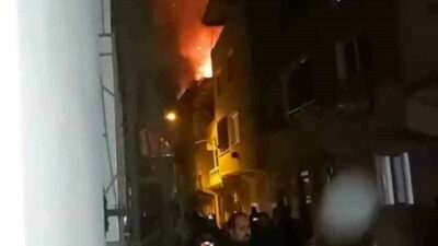Bursa’da 3 katlı binanın çatı katında başlayan yangın korku dolu