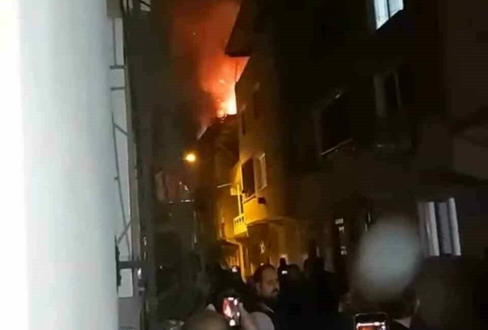 Bursa’da 3 katlı binanın çatı katında başlayan yangın korku dolu