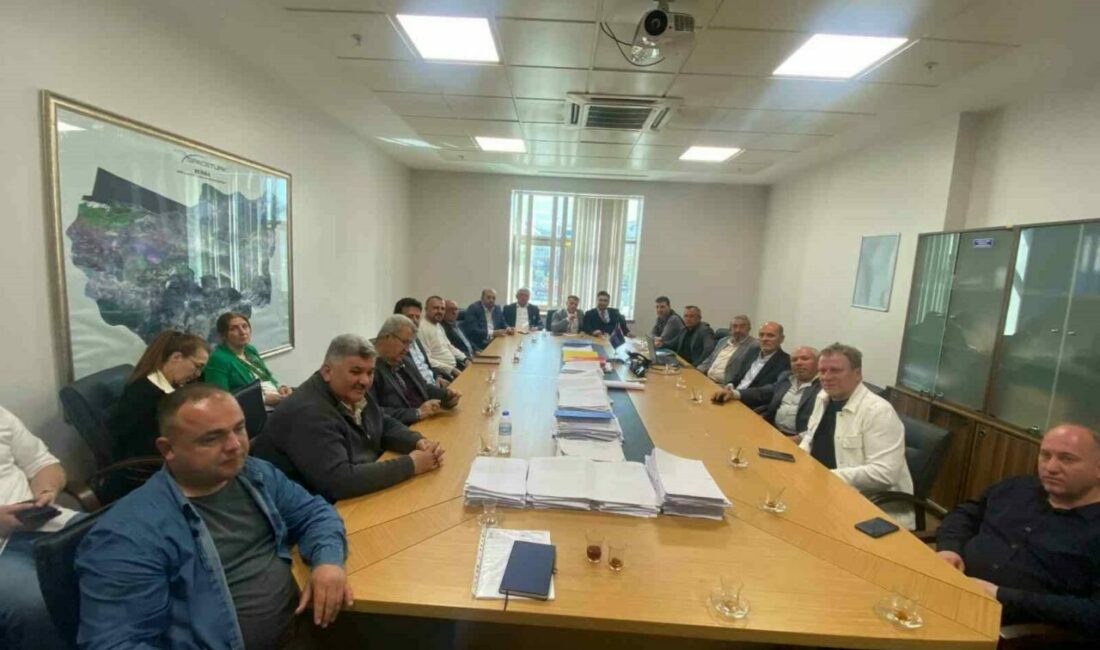 Bursa Büyükşehir, üreticinin yanında Bursa Büyükşehir Belediyesi tarafından ziraat odalarının katılımıyla düzenlenen toplantıda, üreticilere