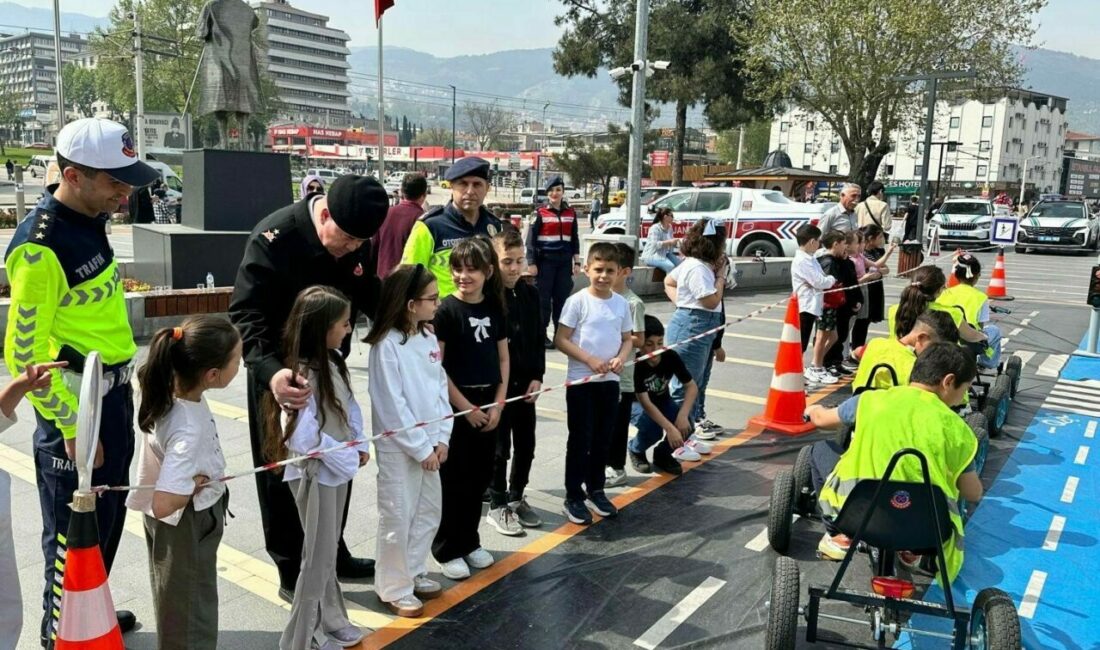Bursa İl Jandarma Komutanlığı’ndan miniklere trafik dersi Bursa İl Jandarma Komutanlığı, kent merkezinde bin 1538 veli ve