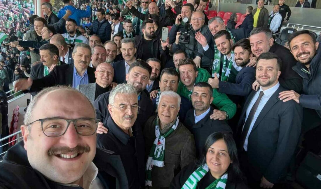 Bursaspor’un şampiyonluk maçını izlemeye gelen Bursa protokolü, fotoğraf karesinde bir
