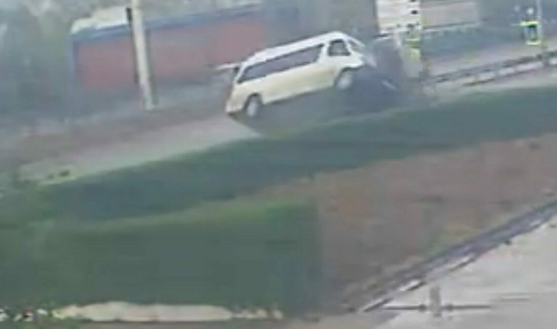 Bursa’da 1 çocuğun öldüğü, 5 kişinin yaralandığı kaza anı kamerada Bursa’da aynı aileden 1 çocuğun hayatını kaybettiği, 5 kişinin yaralandığı