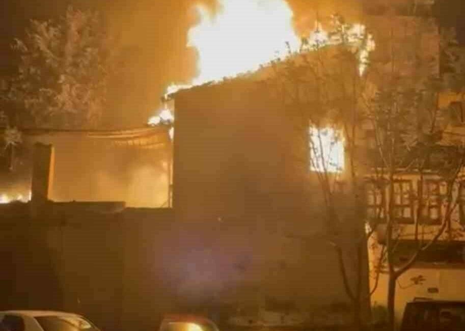 Bursa’da 2 katlı tarihi bina alevlere teslim oldu Bursa’nın Osmangazi ilçesinde bulunan 2 katlı tarihi evde henüz bilinmeyen