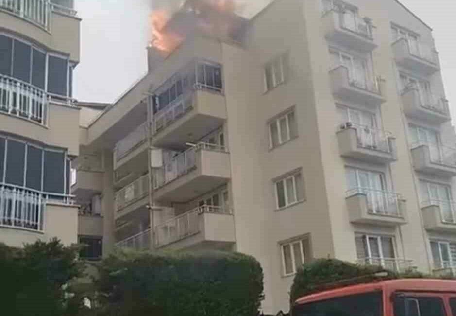 Bursa’da bir binanın çatı katında çıkan yangın itfaiye ekiplerince söndürüldü.