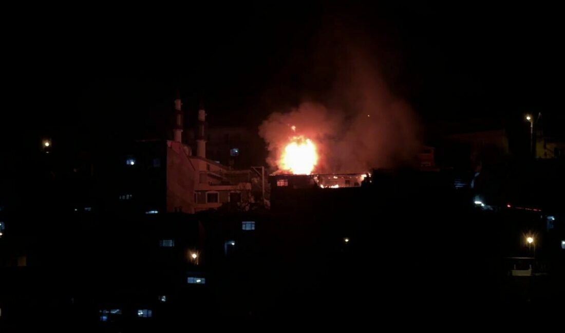 Bursa’da alevler geceyi aydınlattı… 2 katlı evde çıkan yangın, bitişiğindeki 2 eve daha sıçradı Bursa’nın Osmangazi ilçesinde 2 katlı bir evde çıkan yangın bitişiğindeki