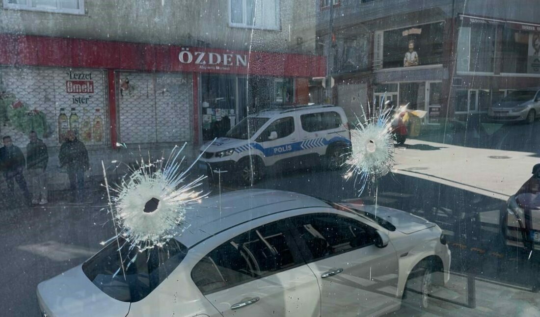 Bursa’da sabah saatlerinde motosikletle geldiği iddia edilen bir şüpheli, kıraathaneye