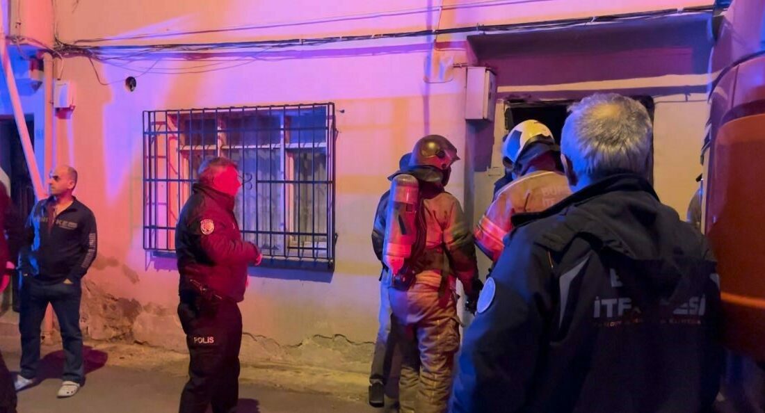 Bursa’da iki katlı evde yangın paniği Bursa’nın Osmangazi ilçesine bağlı Zafer Mahallesi’nde, 2 katlı bir evde