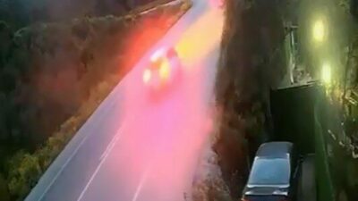 Bursa’nın Gemlik ilçesinde iki otomobilin kafa kafaya çarpıştığı kazada 4