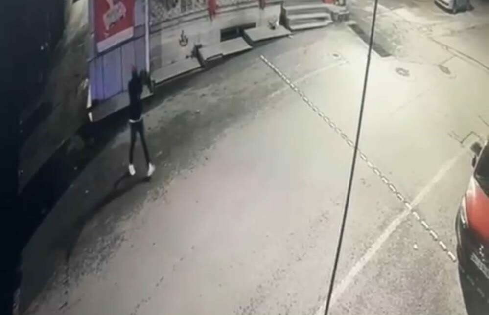 Bursa’da iş yerini kurşunlayıp kaçan şüpheli yakalandı Bursa’da bir iş yerini hedef alan silahlı saldırgan, etrafı kolaçan