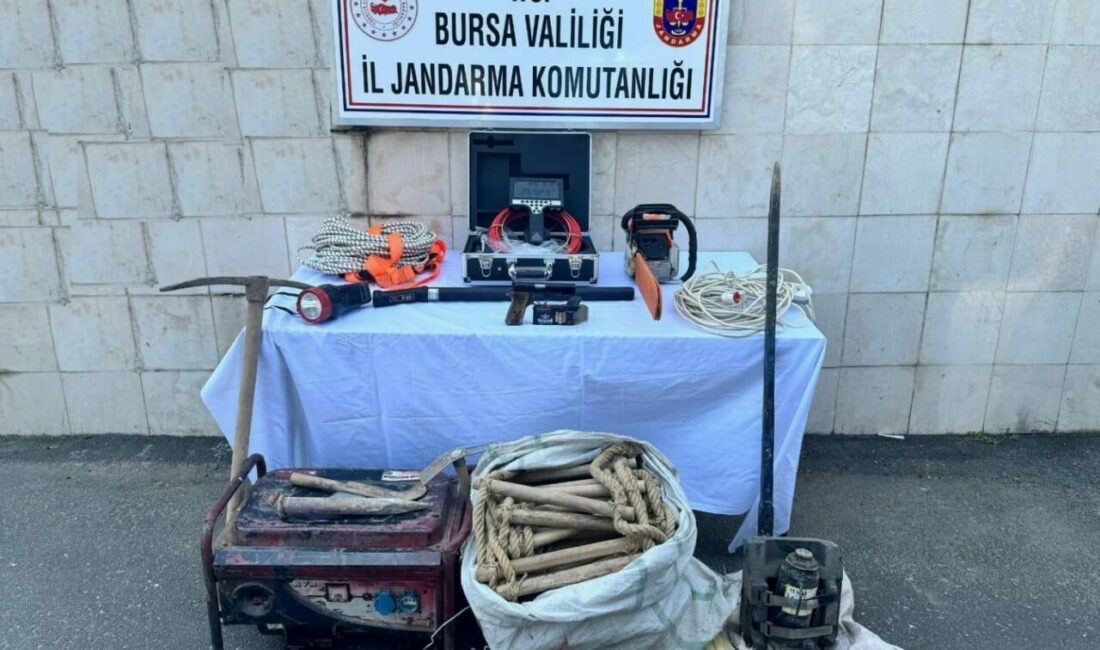 Bursa’nın Gemlik ilçesinde kaçak kazı yapan 4 kişi, devriye gezen