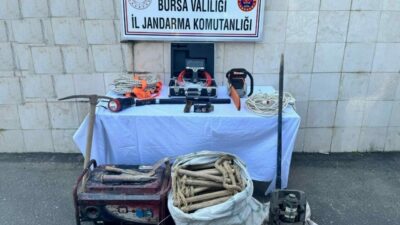Bursa’nın Gemlik ilçesinde kaçak kazı yapan 4 kişi, devriye gezen