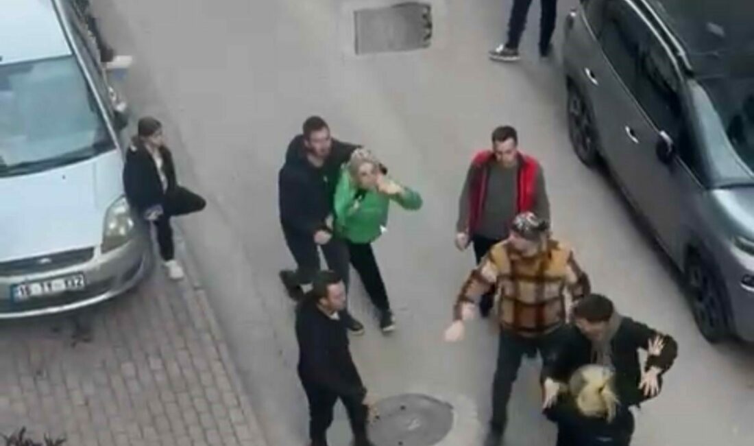 Bursa’da kadınlar birbirine girdi, mahalleli zor ayırdı Bursa’da iki kadın arasında çıkan sözlü tartışmanın ardından, saç başa