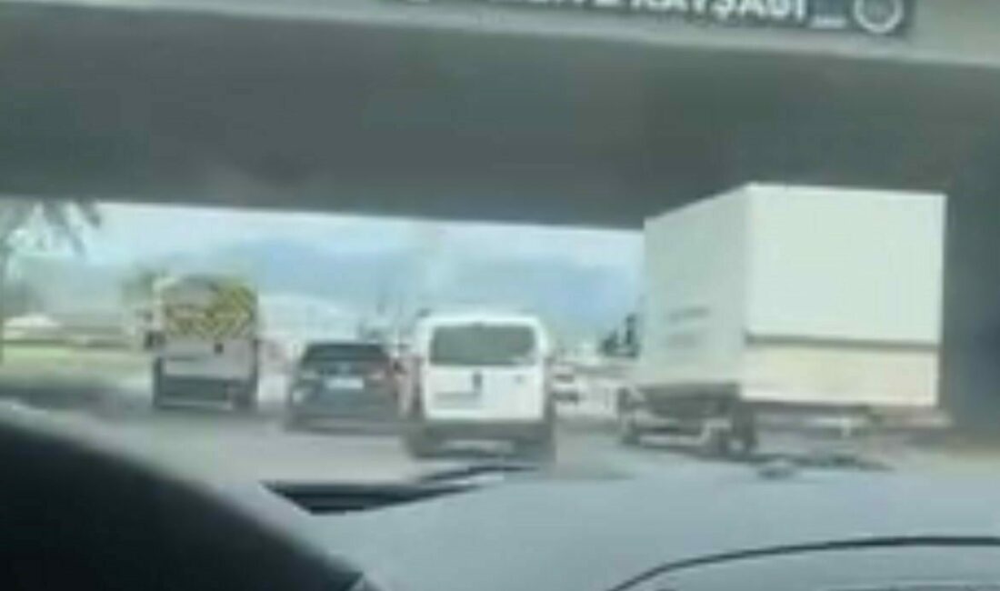 Bursa’da ölümüne makas kamerada… Bursa’nın Osmangazi ilçesinde, trafikte tehlikeli hareketler yapan bir otomobil sürücüsü,