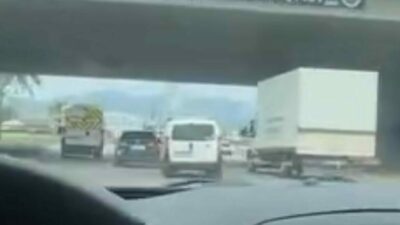 Bursa’nın Osmangazi ilçesinde, trafikte tehlikeli hareketler yapan bir otomobil sürücüsü,