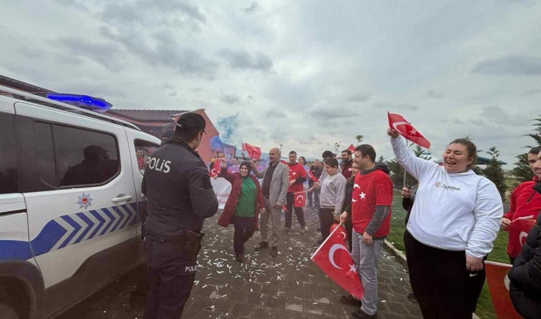 Bursa’da polis ekiplerine meşaleli sürpriz Bursa’da kavga ihbarı yapan bakım evindeki özel bireyler ihbar üzerine