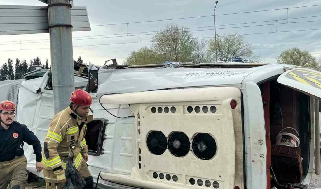 Bursa’da servis aracı bariyerlere çarptı: 6 yaralı Bursa’nın Osmangazi ilçesinde, İstanbul Yolu üzerinde saat 13.00 sıralarında meydana
