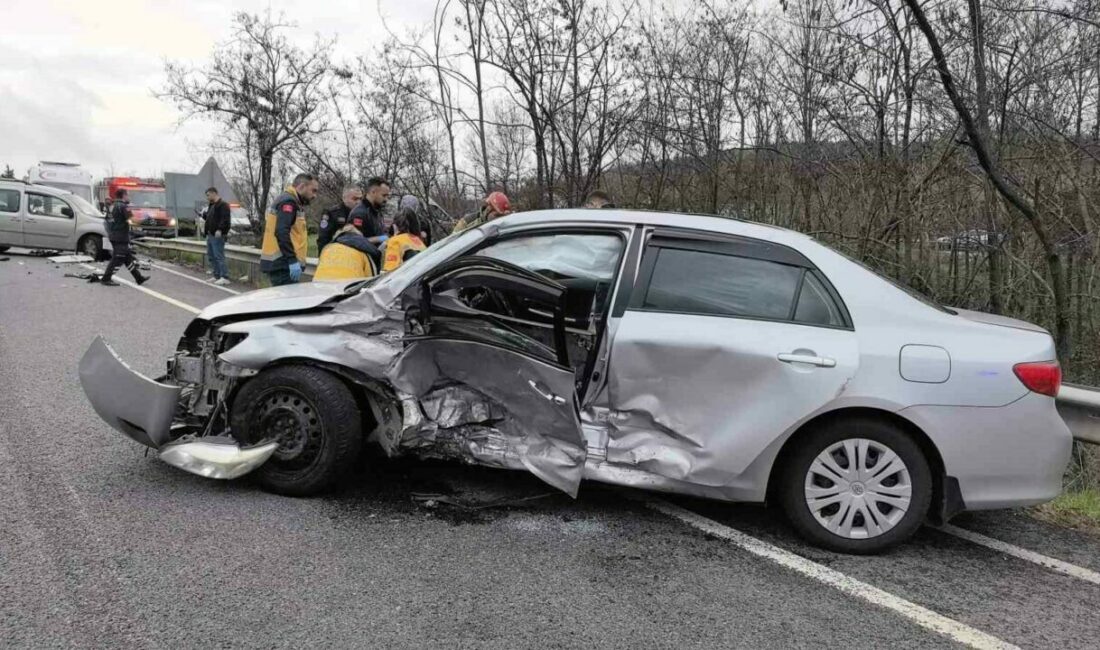 Bursa’da trafik kazası: 3 kişi yaralandı Bursa’nın Kestel ilçesinde hafif ticari araç ile otomobilin çarpıştığı kazada